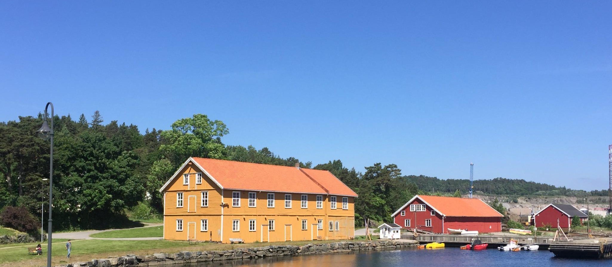 Det gule trehuset Gamla ved sjøen i Marvika